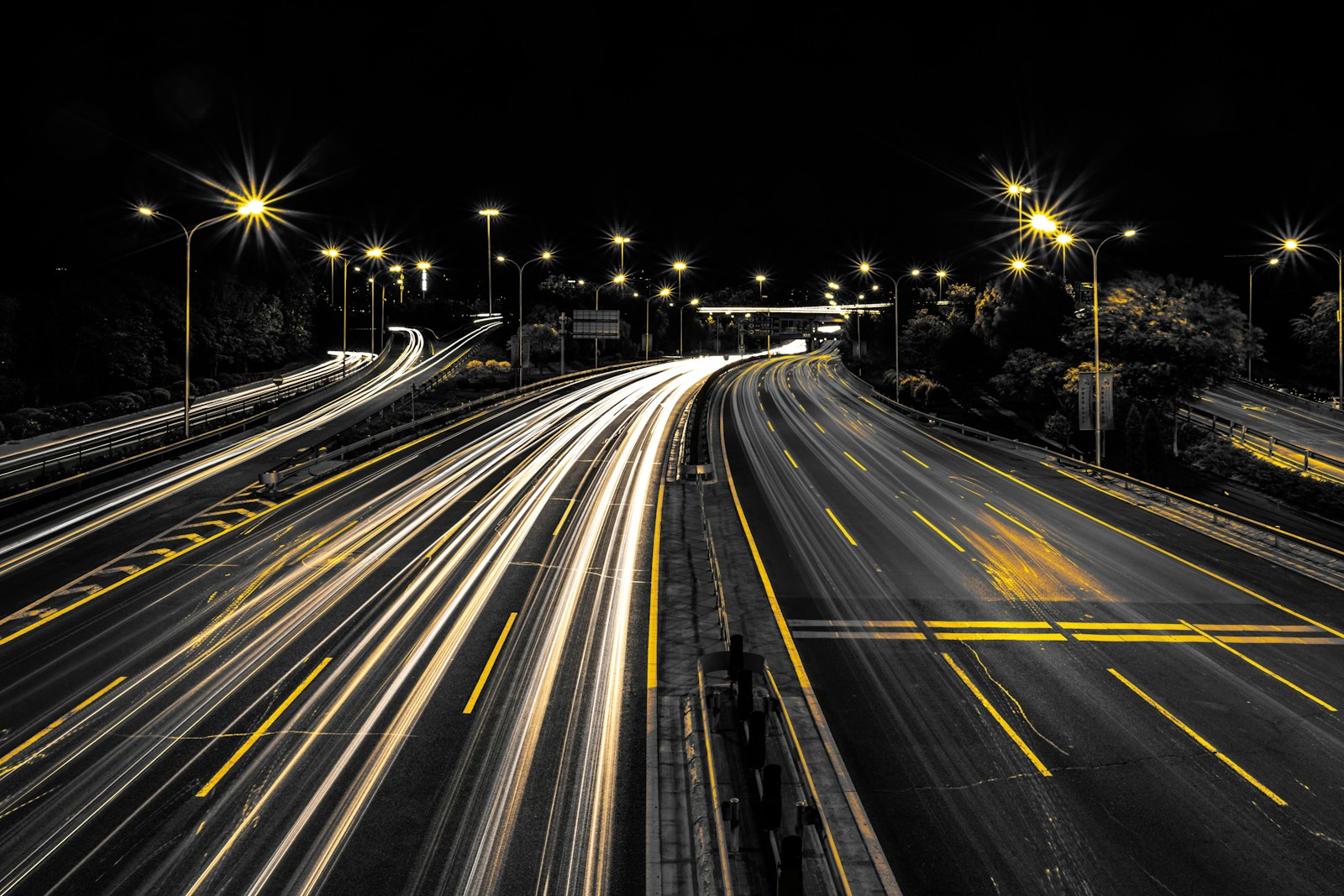 Autopista urbana de noche