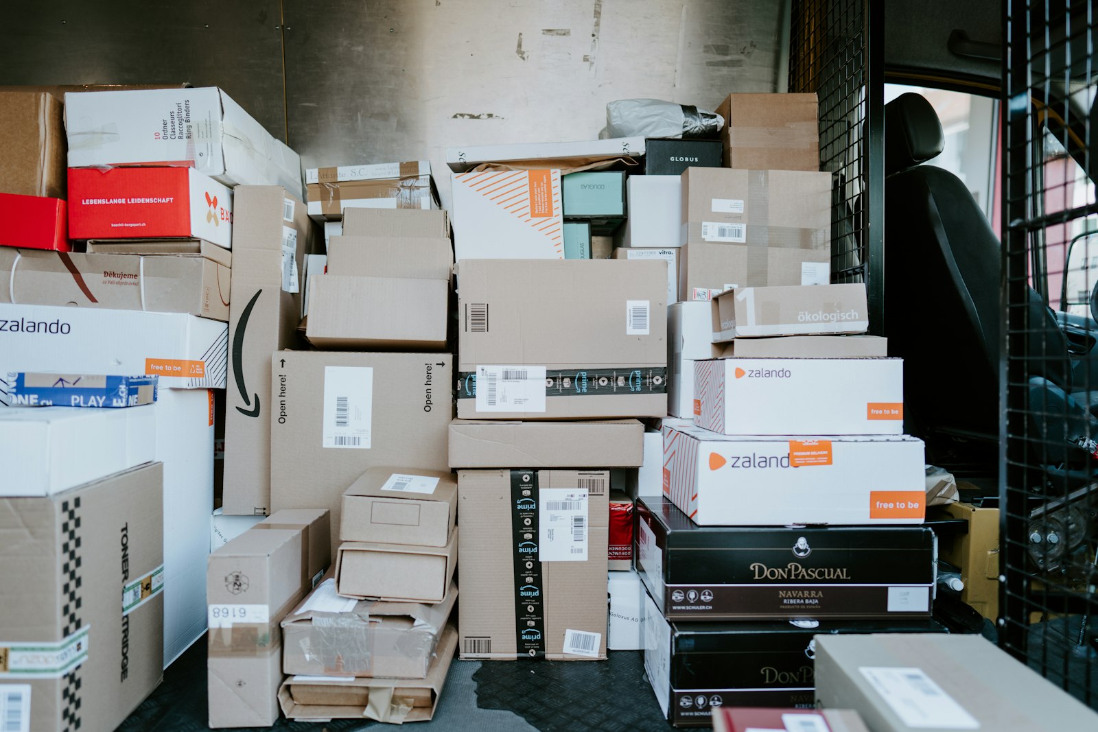 Cajas de encomiendas listas para despacho