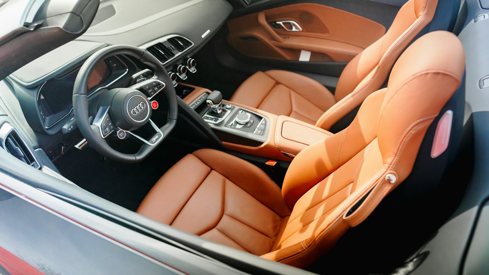 Interior de vehículo con asientos de cuero