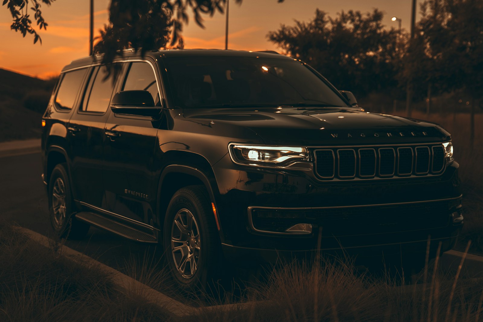 Camioneta en carretera al atardecer