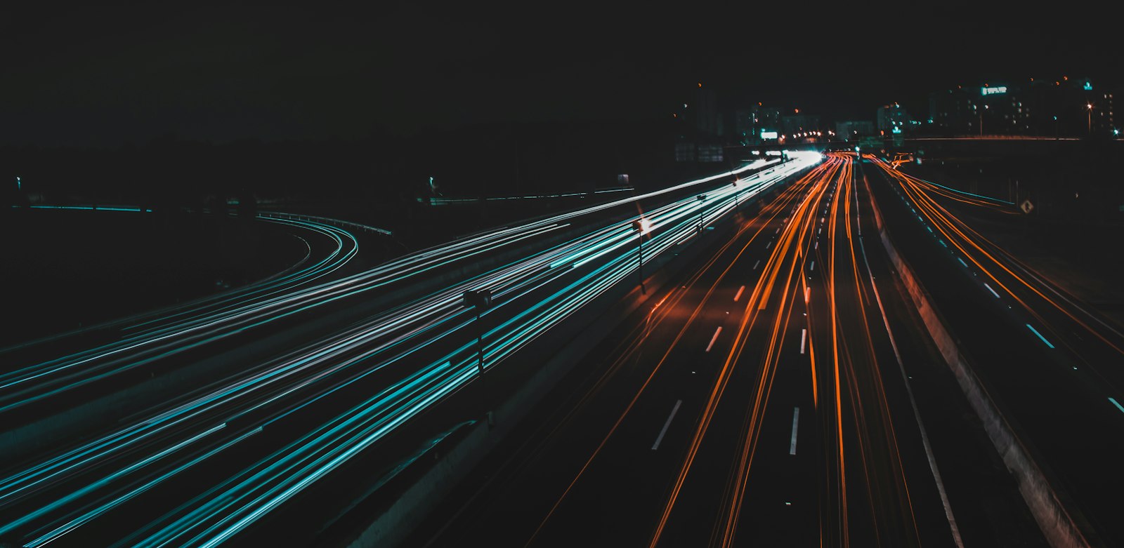 Autopista de noche con estelas de luz